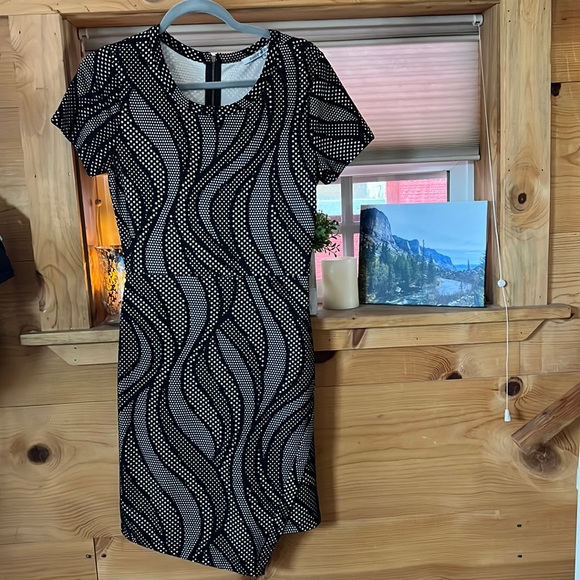 Collective Concept short sleeved dress - Picture 1 of 4